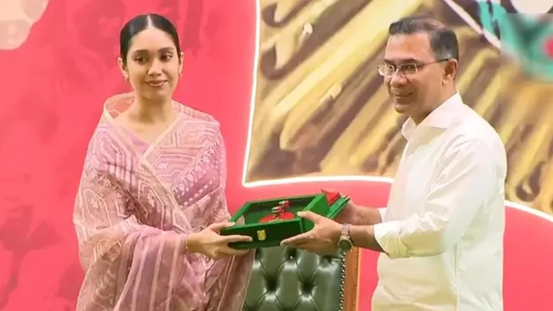 স্বাধীনতা পুরস্কার তুলে দিলেন প্রধানমন্ত্রী