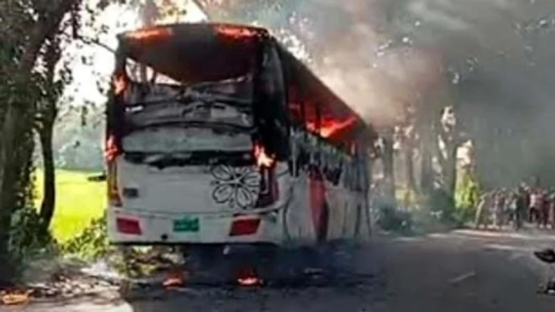 মহাসড়কে চলন্ত বাসে আগুন, এক যাত্রী নিহত