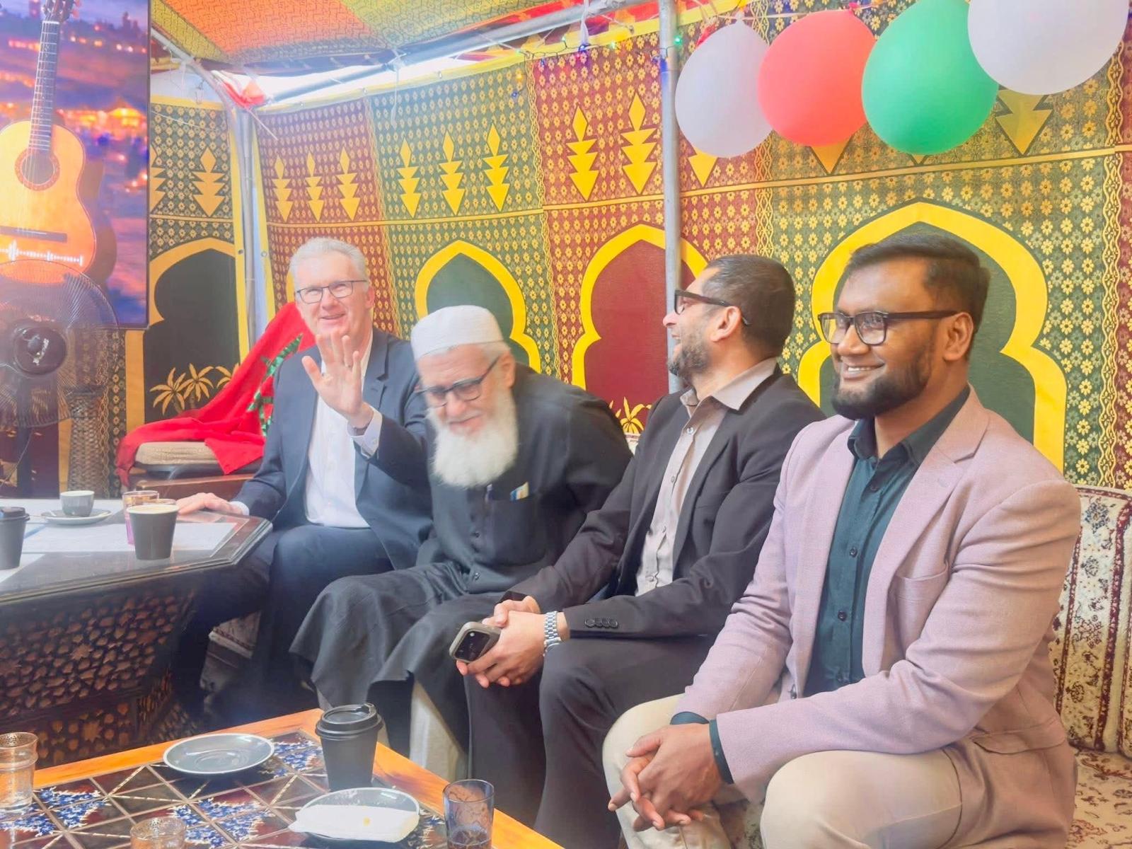 বাংলাদেশিদের সঙ্গে সংলাপে অস্ট্রেলিয়ার স্বরাষ্ট্রমন্ত্রী টনি বার্ক: দক্ষ কর্মী নিয়োগের আশ্বাস