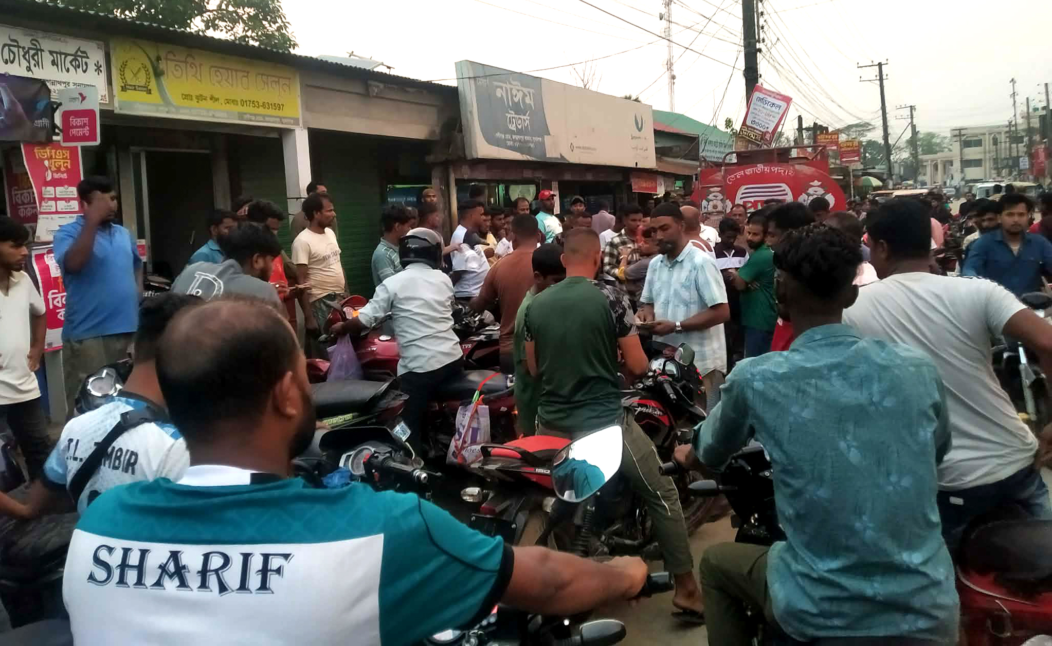 জগন্নাথপুরে তেলের দোকানে মোটরসাইকেলের দীর্ঘ লাইন