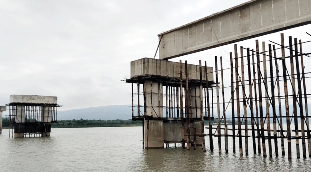 সুনামগঞ্জে সেতুর ৫ গার্ডার ভেঙে পড়ে নদীতে