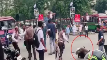 রাজধানীর সড়কে ধ্বস্তাধ্বস্তি, ২ কনস্টেবল সাময়িক বরখাস্ত