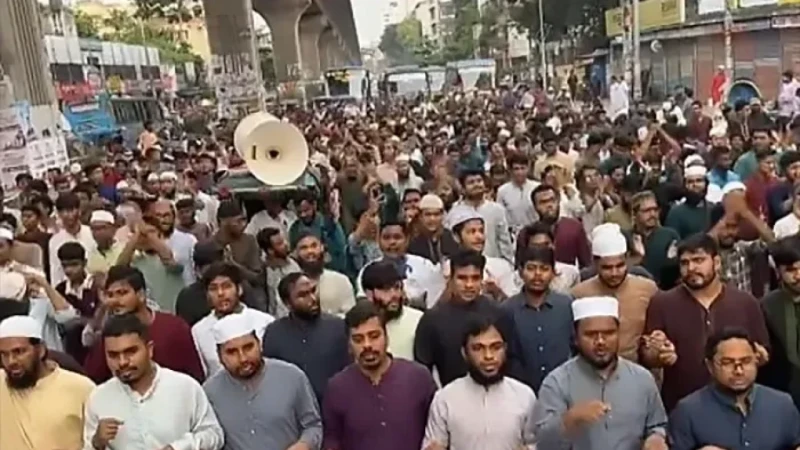 রামিসা হত্যার বিচার দাবিতে মিরপুর-১০ গোলচত্বর অবরোধ, যান চলাচল বন্ধ