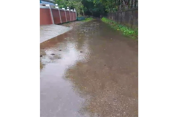 বৃষ্টির পানি আটকিয়ে জলাবদ্ধতা নস্ট হচ্ছে এলজিইডির পাকা সড়ক