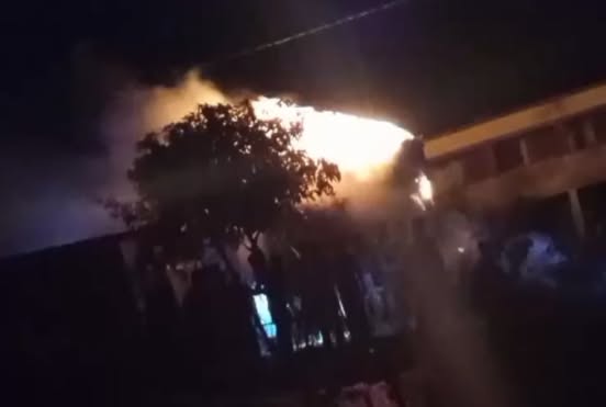 ধর্মপাশায় দূর্বৃত্তদের খড়ের লাছিতে আগুন লাগানোর ঘটনায় থানায় অভিযোগ