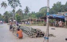 পাটগাতী-বাগেরহাট আঞ্চলিক মহাসড়কের পাশে বাঁশের হাট, বাড়ছে দুর্ঘটনার ঝুঁকি