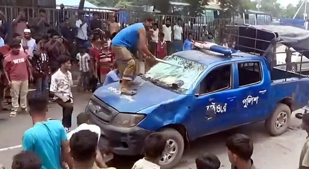 অটোরিকশা আটককে কেন্দ্র করে, পুলিশের গাড়িতে হামলা ও ভাঙচুর