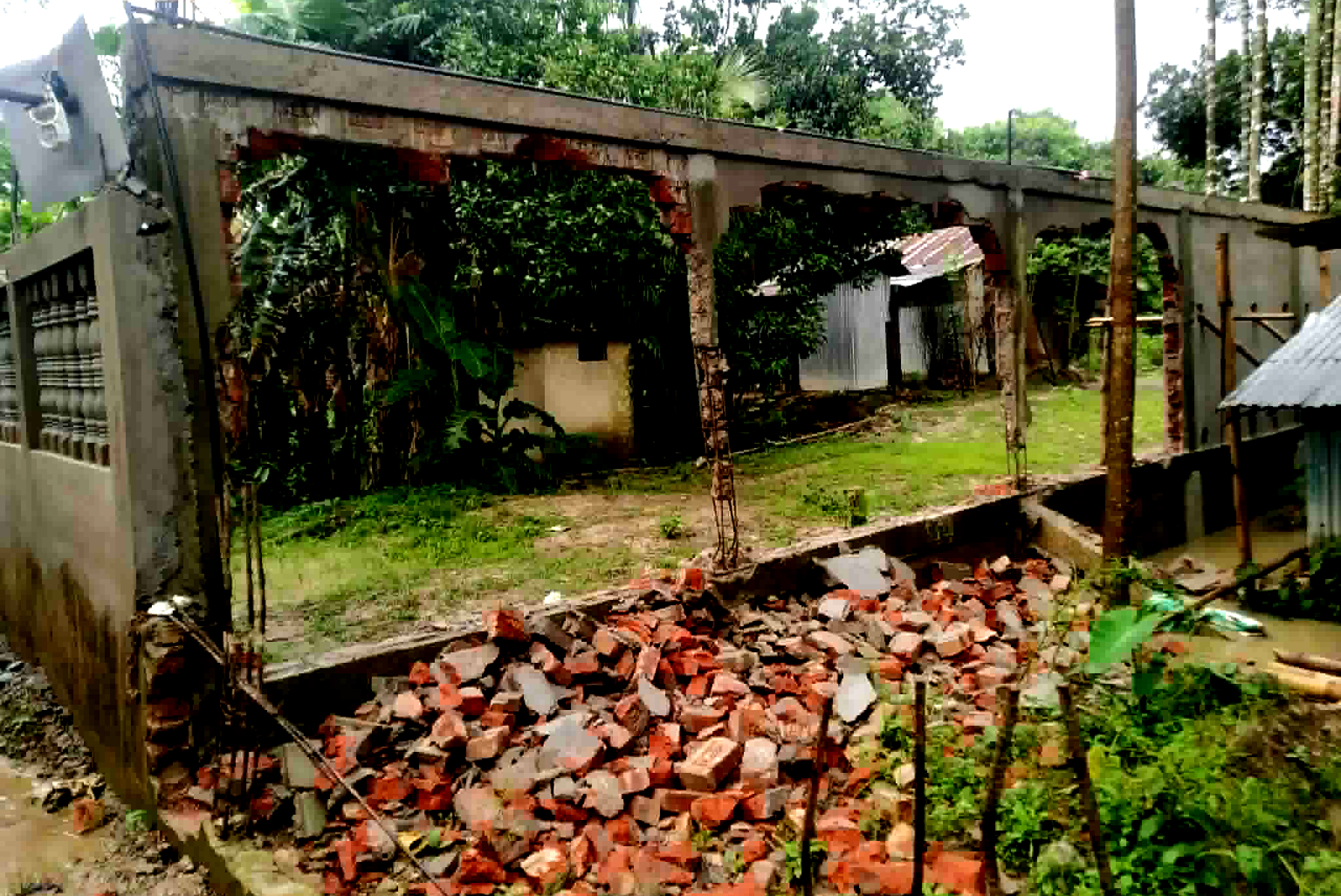 জগন্নাথপুরে বাড়ির সীমানা দেয়াল ভাংচুরের ঘটনায় এলাকায় উত্তেজনা