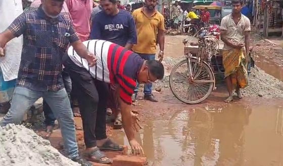 মোরেলগঞ্জে দীর্ঘদিনের জলাবদ্ধতার ভোগান্তি মানবিক উদ্যোগে এগিয়ে এলেন বিএনপি নেতা আসাদুজ্জামান মিলন