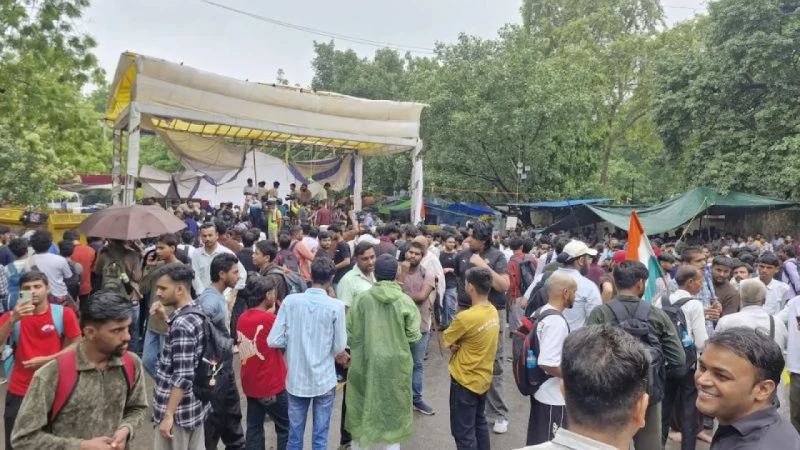 দিল্লিতে বিক্ষোভ চালিয়ে যাবে ককরোচ জনতা পার্টি