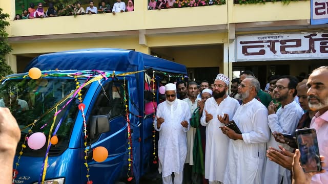 শিক্ষার্থীদের যাতায়াতে নর্থইস্ট বালাগঞ্জ কলেজ ও আব্দুল মতিন মহিলা একাডেমিকে লেগুনা উপহার