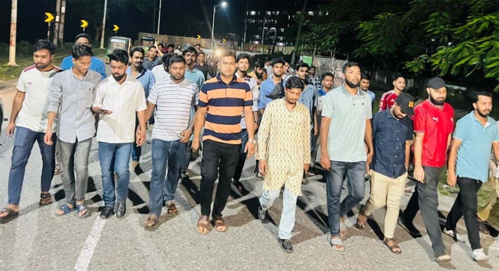 গৃহবধূ ধর্ষণের রায়কে স্বাগত জানিয়ে এমসি কলেজ ছাত্রদলের মিছিল