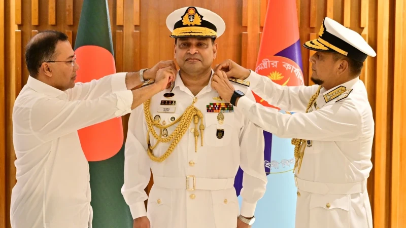 নৌবাহিনী প্রধানের দায়িত্ব গ্রহণ করলেন খোন্দকার মিসবাহ উল আজীম