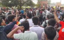 সংসদে ভবনের সামনে অবস্থান নিয়েছেন এইচএসসি পরীক্ষার্থীরা