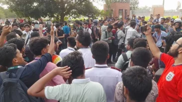 সংসদে ভবনের সামনে অবস্থান নিয়েছেন এইচএসসি পরীক্ষার্থীরা