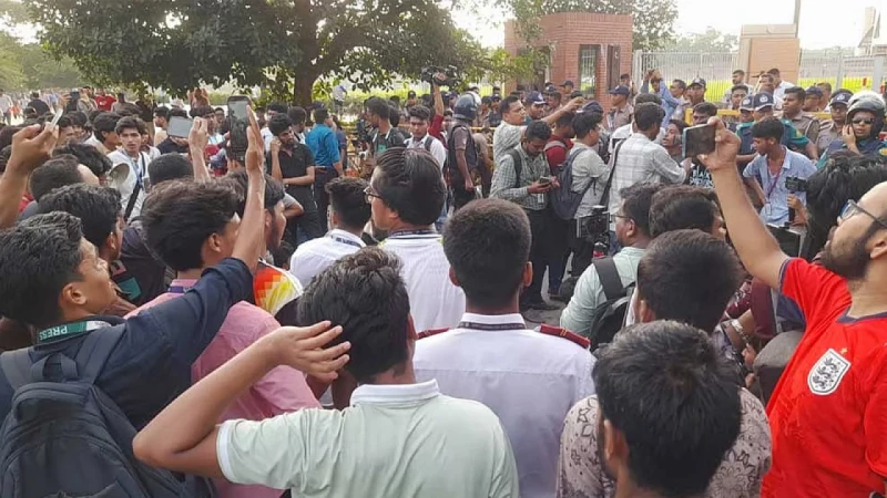 সংসদে ভবনের সামনে অবস্থান নিয়েছেন এইচএসসি পরীক্ষার্থীরা