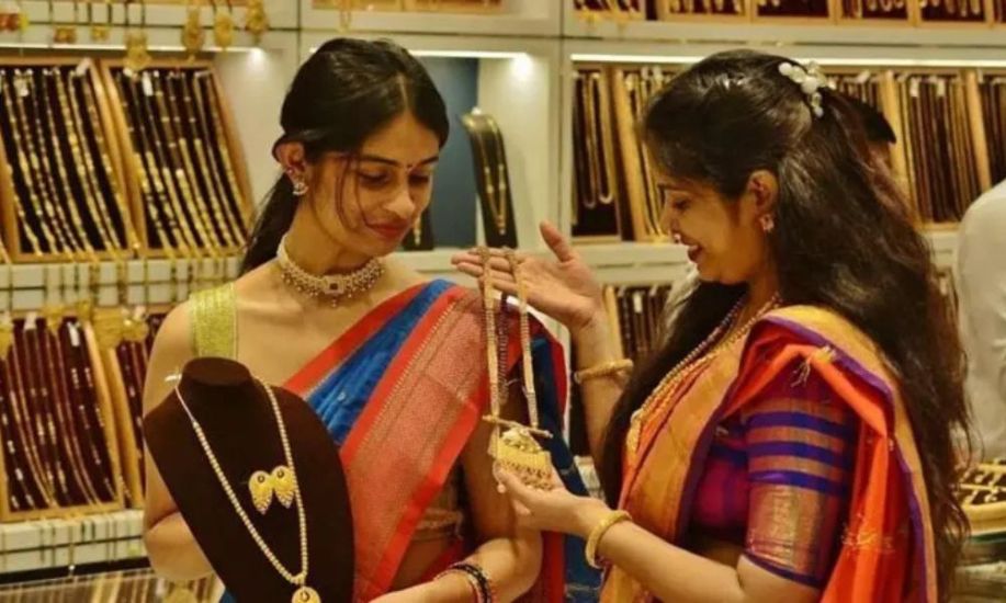 নতুন দামে বিক্রি হচ্ছে সোনা, ভরি কত?