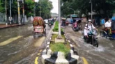 জলমগ্ন ঢাকায় ধীরগতিতে চলছে গাড়ি