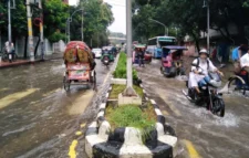 জলমগ্ন ঢাকায় ধীরগতিতে চলছে গাড়ি
