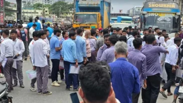 দ্বিতীয় দিনের মতো সড়কে শিক্ষার্থীরা