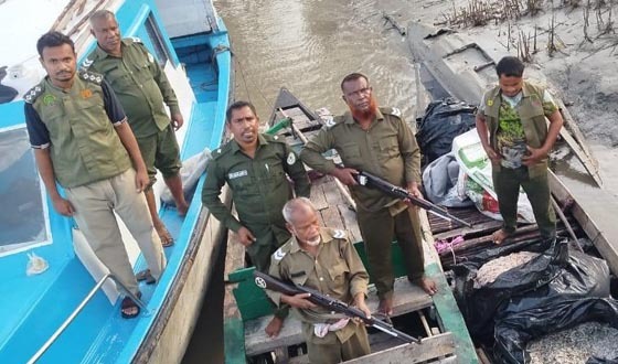 মৎস্যভান্ডার নামে খ্যাত নিষিদ্ধ মৌসুমেও থামেনি বন লুট এক মাসে ২৬ মামলা, আটক ২৪ নৌকা