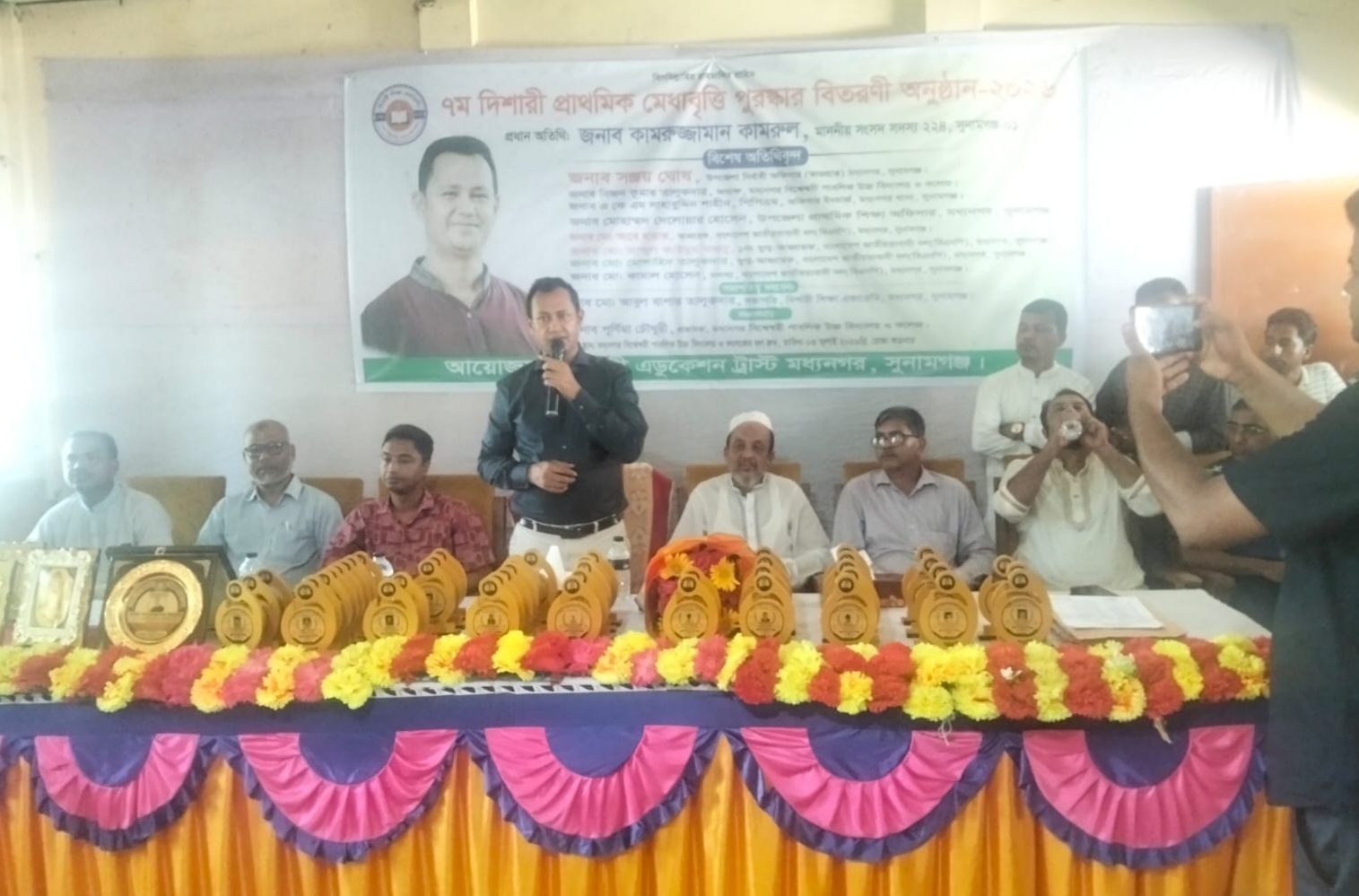 মধ্যনগরে দিশারী মেধাবৃত্তি পরীক্ষার পুরস্কার বিতরণ করলেন এমপি কামরুজ্জামান কামরুল