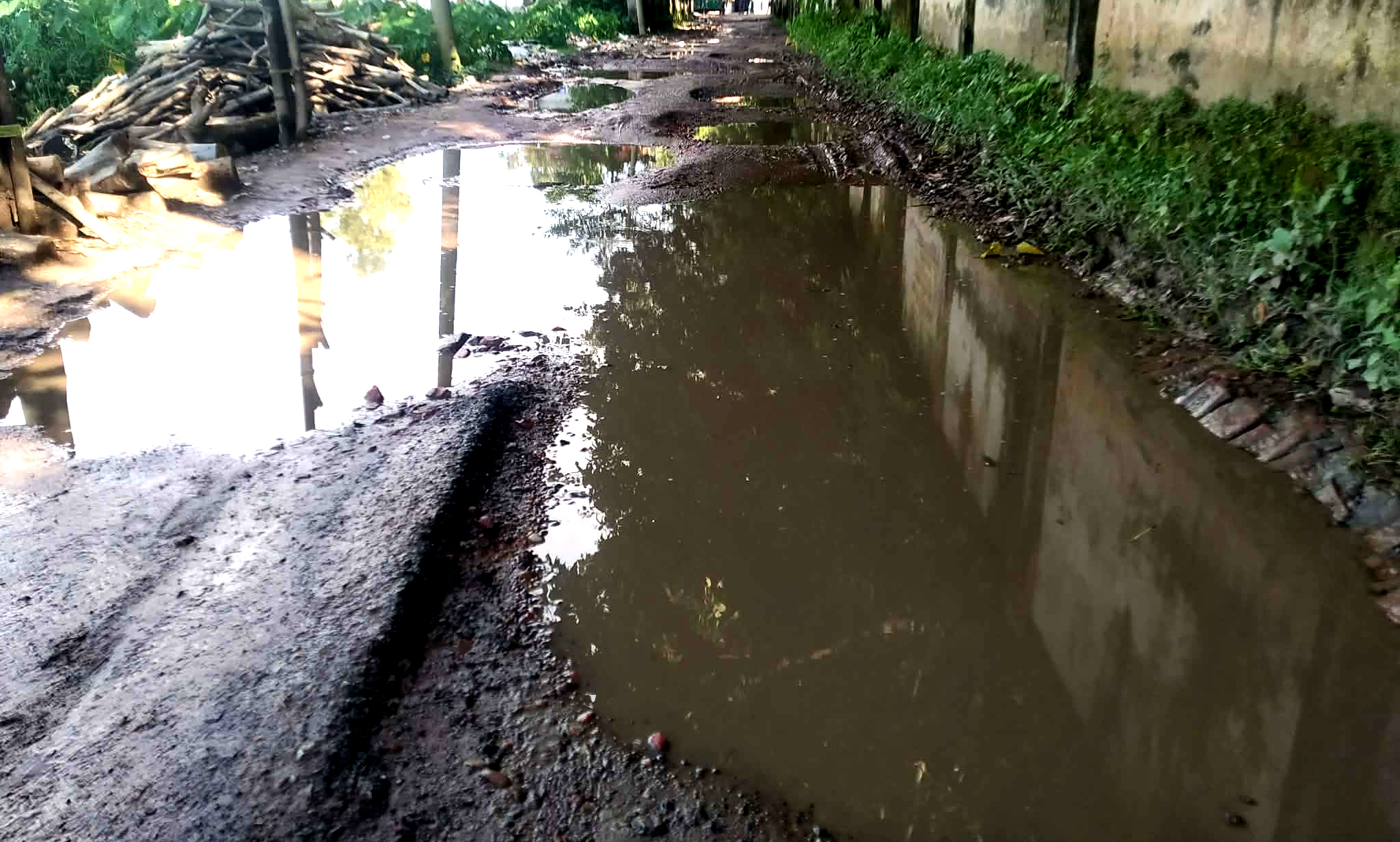 জগন্নাথপুরে এক কিলোমিটার রাস্তার বেহাল দশায় যতো ভোগান্তি