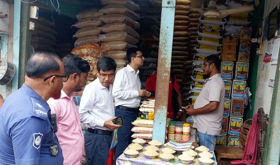 মোরেলগঞ্জে পাটের বস্তা ব্যবহার না করায় দুই ব্যবসায়ীকে জরিমানা