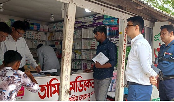 বাগেরহাটে ভ্রাম্যমাণ আদালতের অভিযান, ফার্মেসিকে ২০ হাজার টাকা জরিমানা
