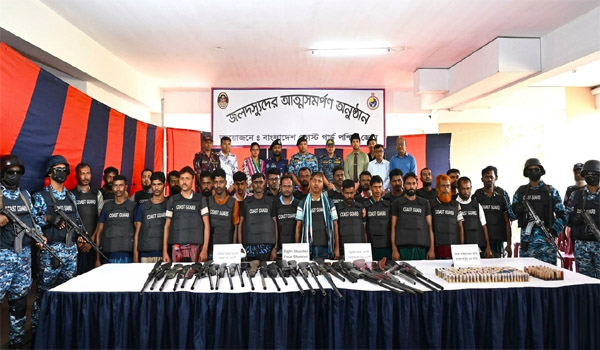 সুন্দরবনে কোস্ট গার্ডের দস্যুবিরোধী অভিযানের জাহাঙ্গীর বাহিনীর প্রধানসহ ২৭ সদস্য আত্মসমর্পণ