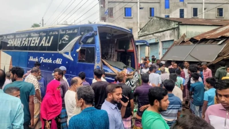বগুড়ায় বাসচাপায় ৬ শ্রমিক নিহত, আহত অন্তত ১৫