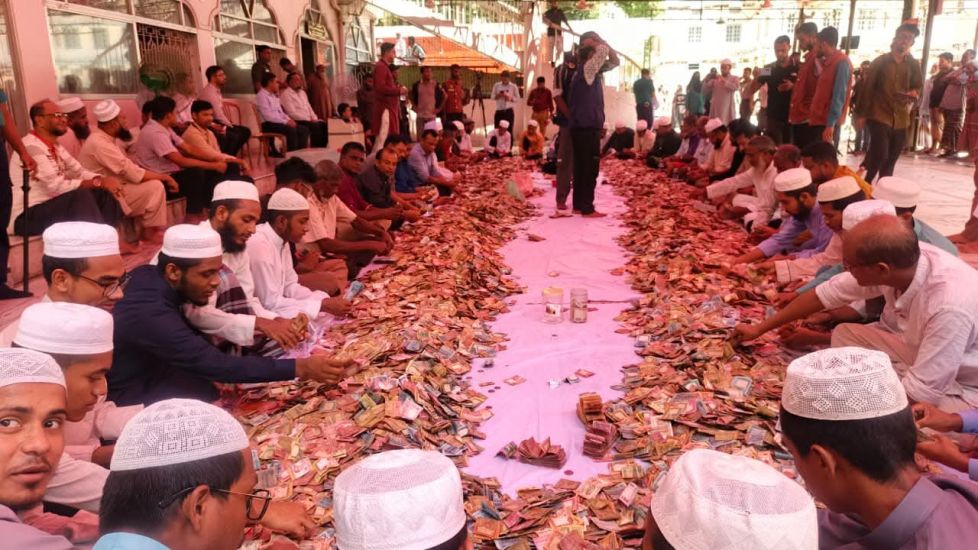 চলছে শাহজালাল (রহ.) মাজারের টাকা গণনা, এবার কী মিলবে রেকর্ড পরিমাণ?