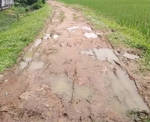 বালাগঞ্জে এক কিলোমিটার কাঁচা সড়কে যাতায়াতে চরম দুর্ভোগ