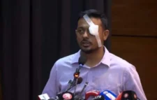 জাতীয় নাগরিক পার্টির (এনসিপি) আলোচনা সভায় চোখে ব্যান্ডেজ নিয়ে বক্তব্য দিলেন পাটওয়ারী