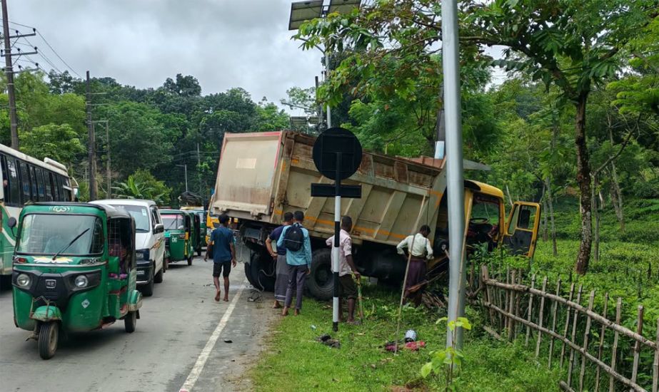 সিলেটে নিয়ন্ত্রণ হারিয়ে চা বাগানে ট্রাক, যানজটে ভোগান্তি