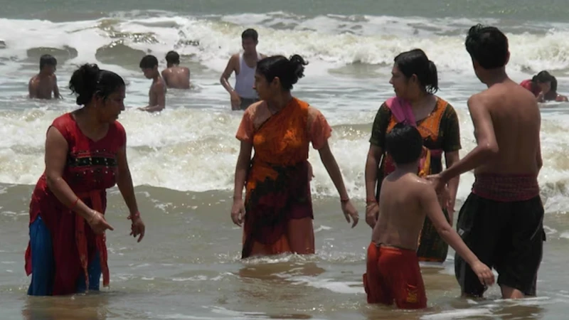 সমুদ্রে গোসলের সময় শাড়ি ও সালোয়ার কামিজ না পরার আহ্বান মন্ত্রীর