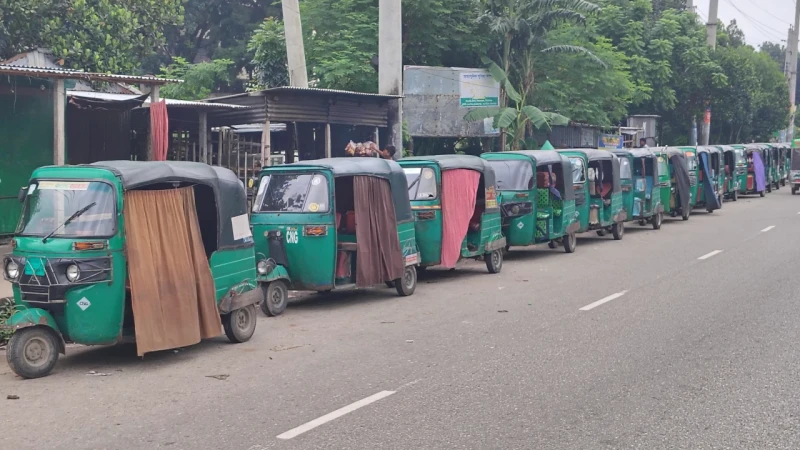 ২৭ ঘণ্টা অপেক্ষা করেও মিলছে না গ্যাস, রাতে ঘুমিয়ে পড়ছেন পাম্পে!
