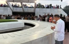 রাষ্ট্রপতি নির্বাচন শেষে বাবা-মায়ের কবর জিয়ারত করলেন প্রধানমন্ত্রী
