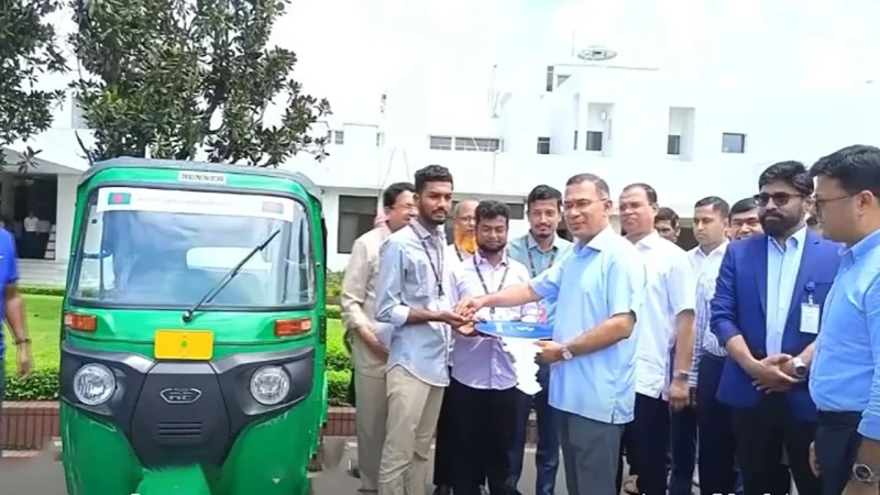 জুলাইযোদ্ধাদের সিএনজি অটোরিকশা ও রিকশা উপহার দিলেন প্রধানমন্ত্রী