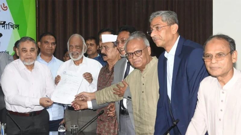 রাষ্ট্রপতি পদে মির্জা ফখরুলের মনোনয়নপত্র জমা দিলো বিএনপি