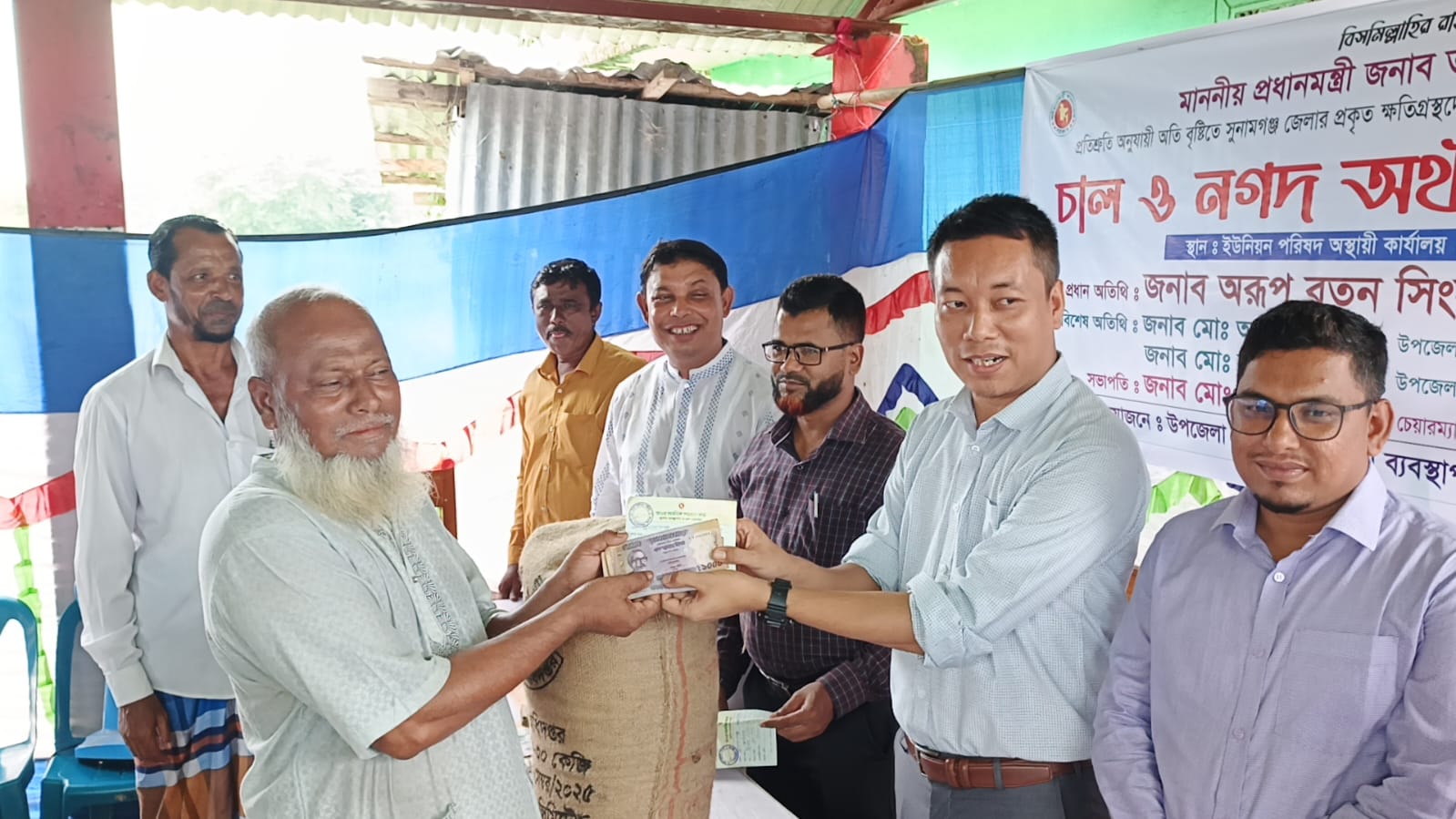 দোয়ারাবাজারে ক্ষতিগ্রস্ত কৃষকদের মাঝে প্রধানমন্ত্রীর তৃতীয় দফার মানবিক সহায়তা বিতরণ