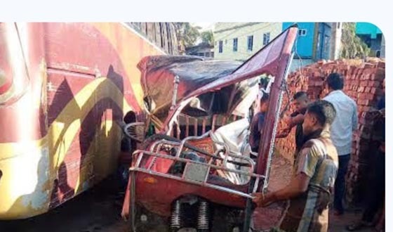 বাগেরহাটে বাসের ধাক্কায় অটোবাইক চালক নিহত, আহত ৪