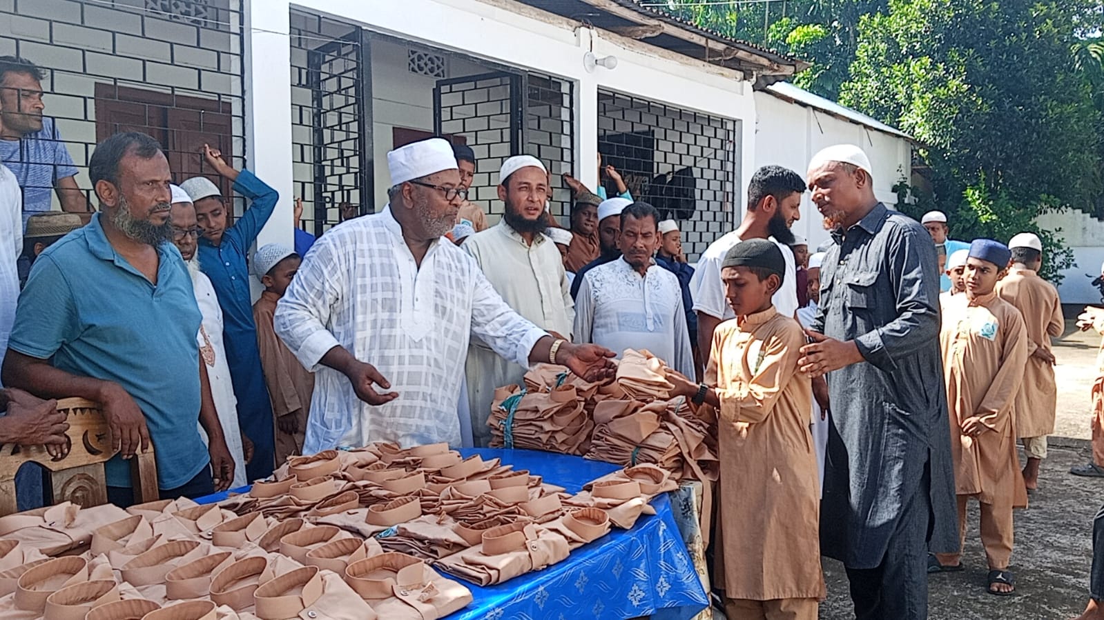 ইউনাইটেড গলমুকাপন ট্রাস্ট‘র উদ্যোগে ১৬০ মাদ্রাসা শিক্ষার্থীর মধ্যে পোশাক বিতরণ