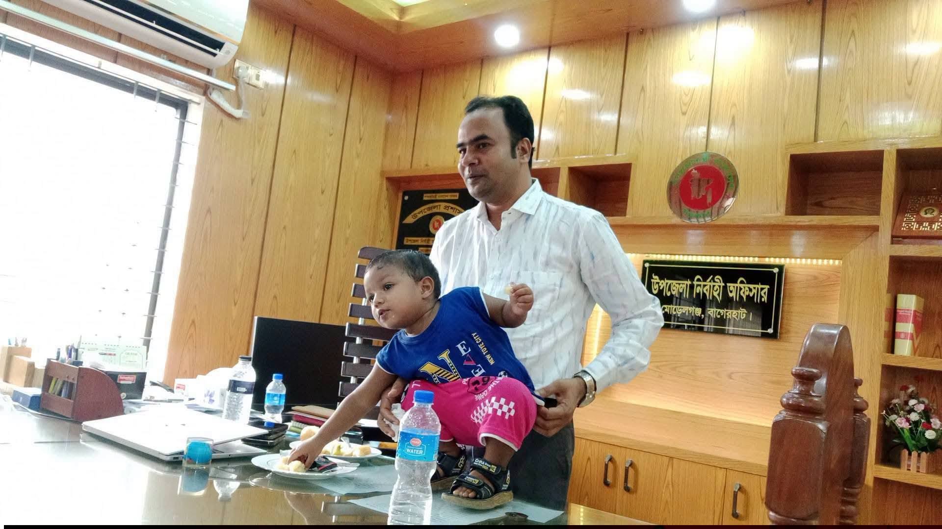 মোরেলগঞ্জে সড়কের পাশে ফেলে যাওয়া সেই দুই বছরের শিশু অবশেষে ফিরে পেল বাবার আশ্রয়