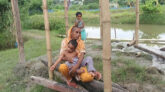 অসহায় মায়ের ৫০০ টাকার ভাড়ার জন্য চুল বিক্রি, তবু জোটেনি ঘর