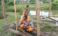 অসহায় মায়ের ৫০০ টাকার ভাড়ার জন্য চুল বিক্রি, তবু জোটেনি ঘর