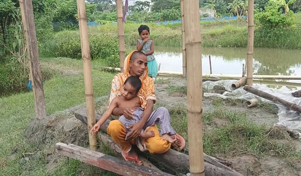 অসহায় মায়ের ৫০০ টাকার ভাড়ার জন্য চুল বিক্রি, তবু জোটেনি ঘর