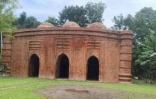 অবহেলায় ক্ষয় হচ্ছে বিশ্ব ঐতিহ্যের নয় গম্বুজ মসজিদ