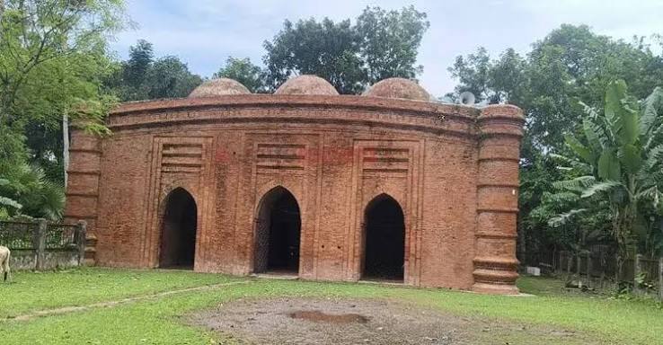 অবহেলায় ক্ষয় হচ্ছে বিশ্ব ঐতিহ্যের নয় গম্বুজ মসজিদ