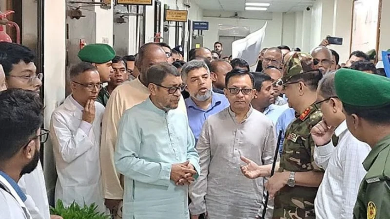 ২ মন্ত্রী আসার খবরে বদলে গেল হাসপাতালের পরিবেশ, অবাক রোগীরা